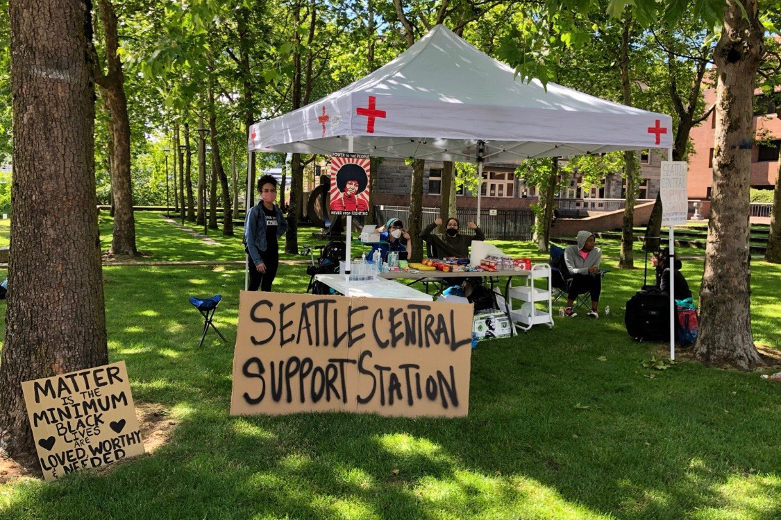 Student volunteers working at the marcher aid station